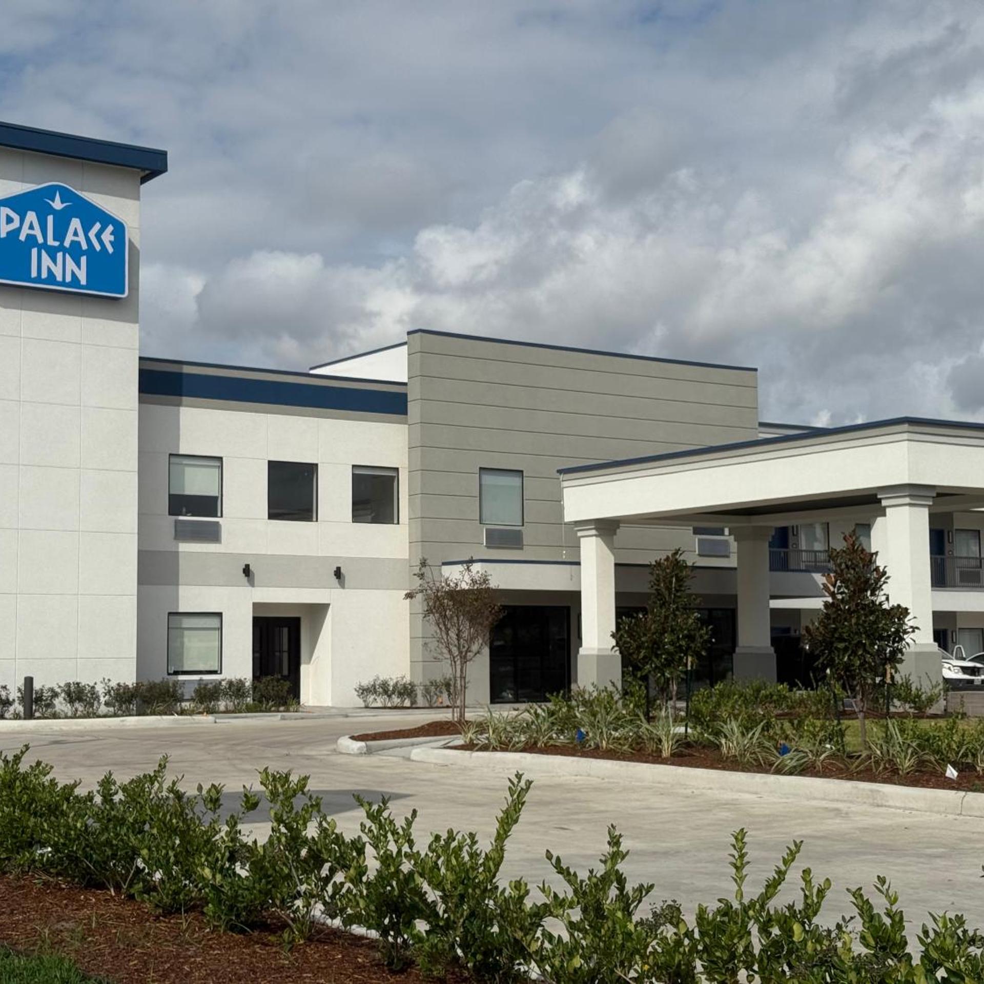 Palace Inn Blue 290 W 43rd & Bingle Rd 1/14