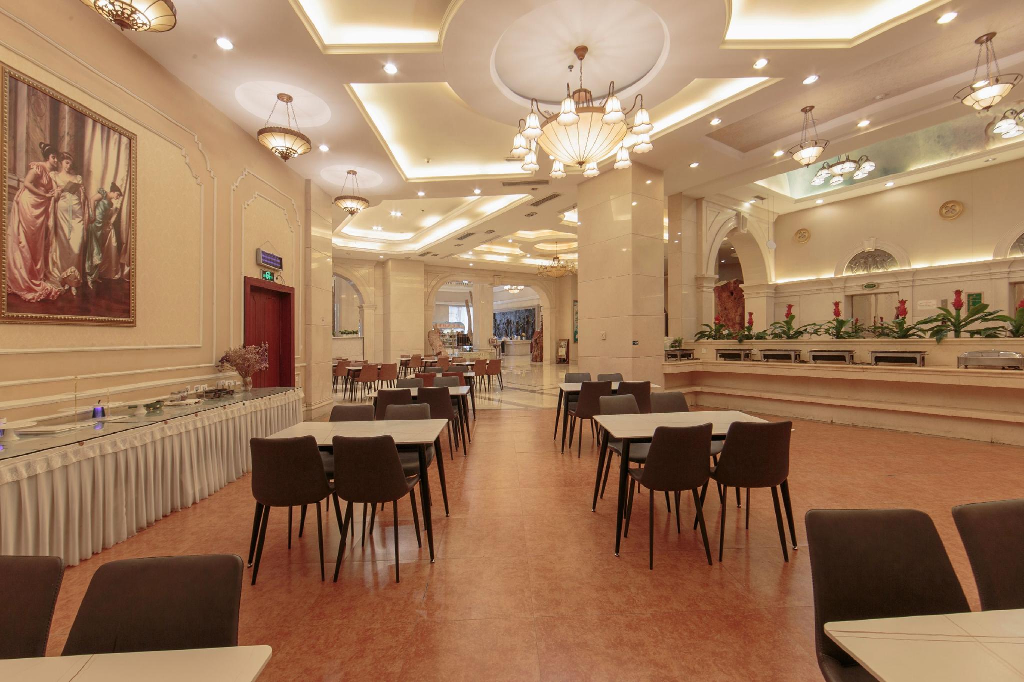 Vienna International Hotel (Huizhou South Railway Station, Wanda Plaza) 30/35