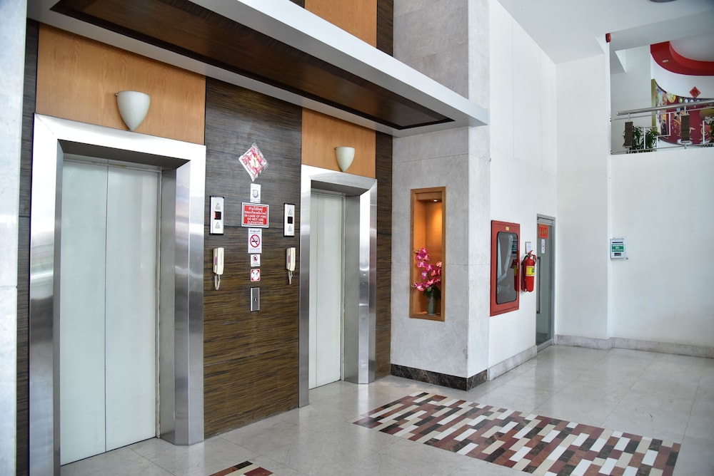 Golden Crown Grand Hotel 6/50