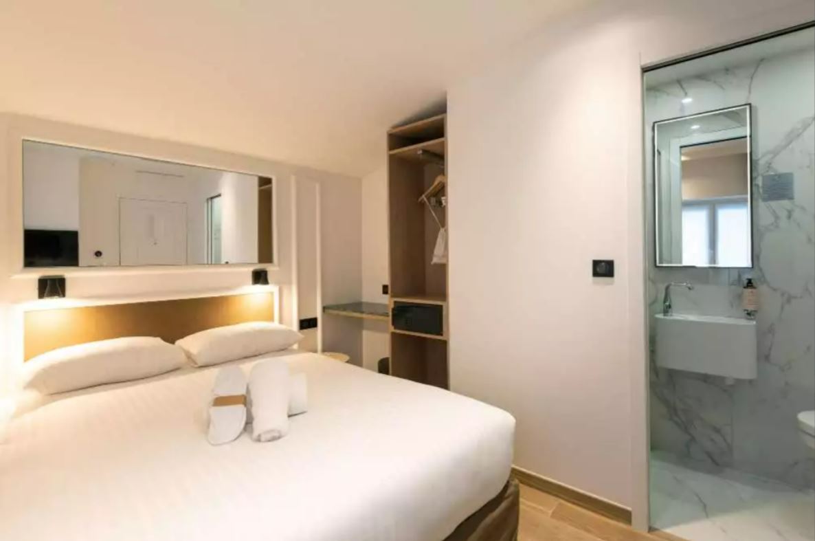 Room, Street View