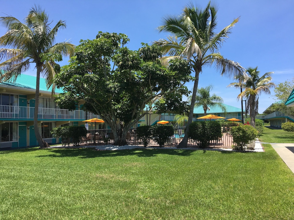 Days Inn by Wyndham Fort Pierce Midtown 1/55