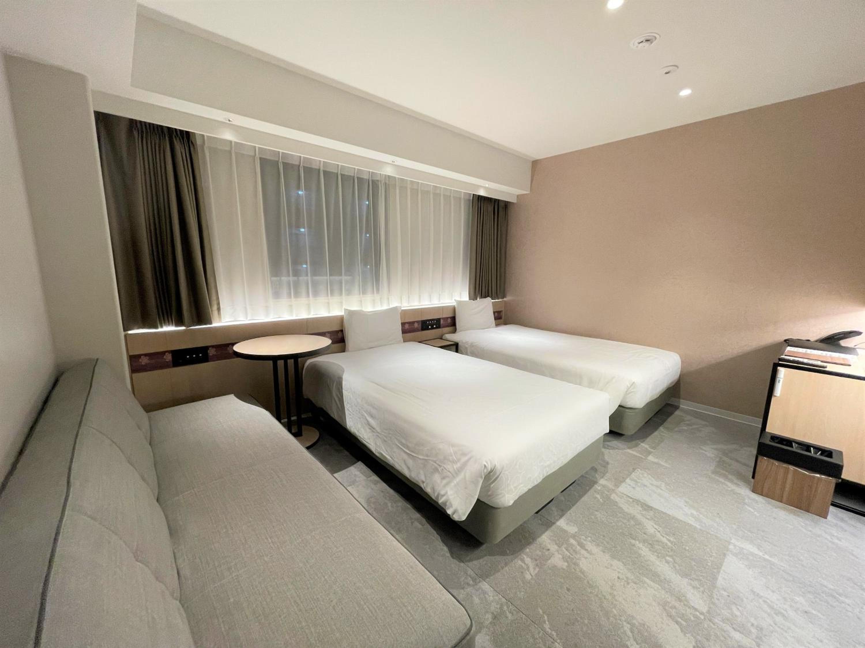 Ex, Twin Beds