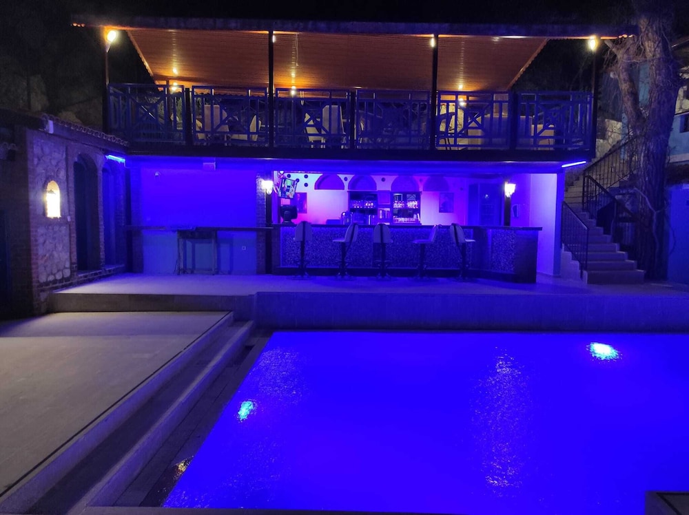 Belle Vue Hotel 2/48