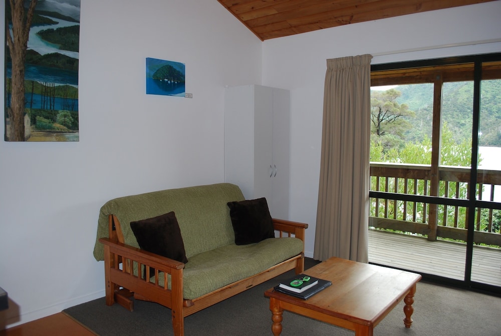 LOCHMARA LODGE 24/50