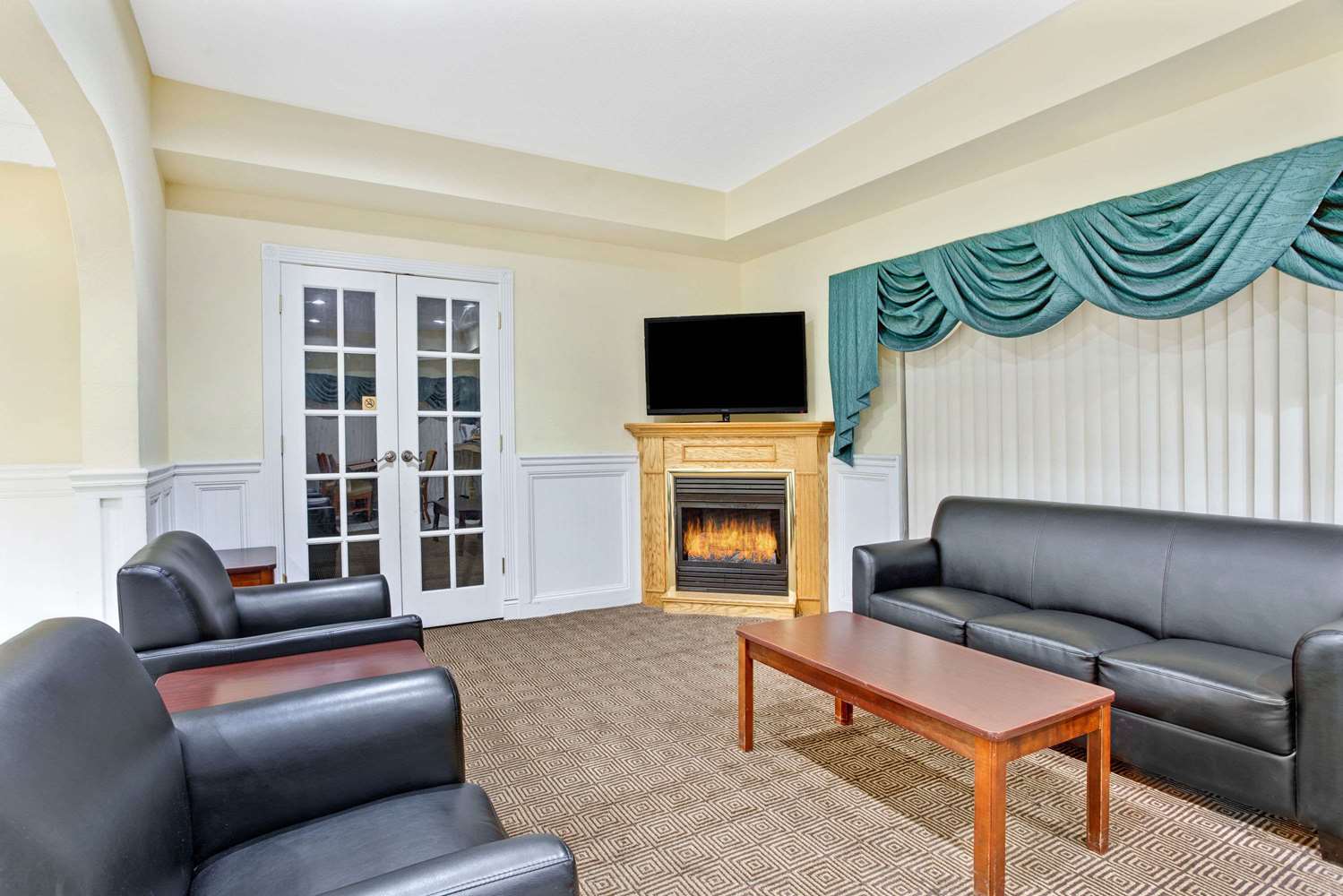 Days Inn & Suites By Wyndham Stockbridge South Atlanta 7/10