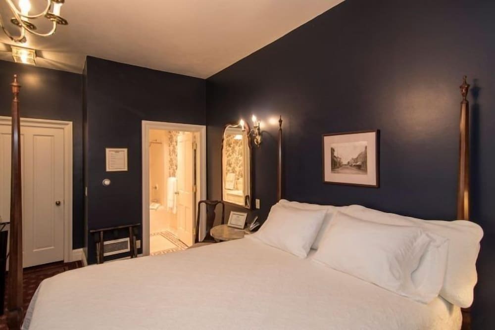 Guest Room, Classic, Queen Bed, Private Bathroom