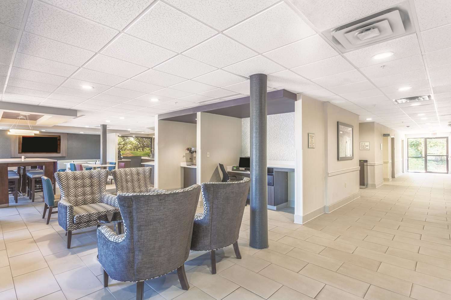 La Quinta Inn & Suites by Wyndham Jackson Airport 4/17