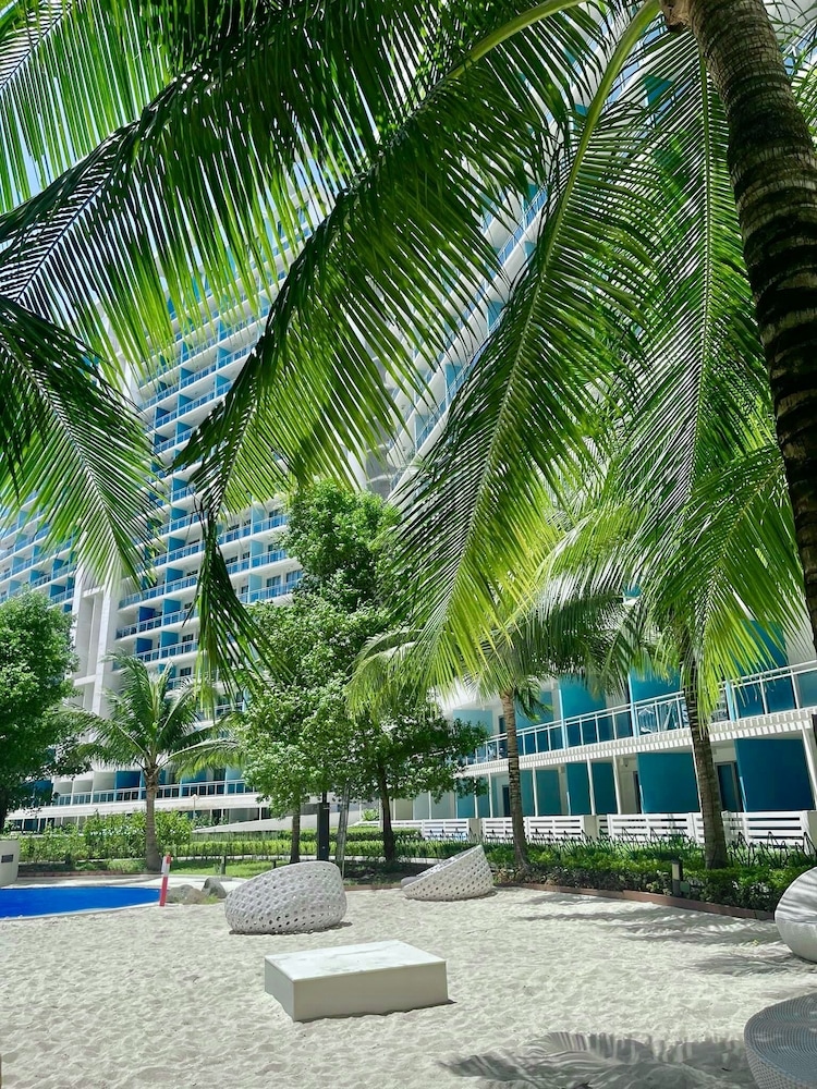 Azure Urban Resort By Adam's Crib 45/50