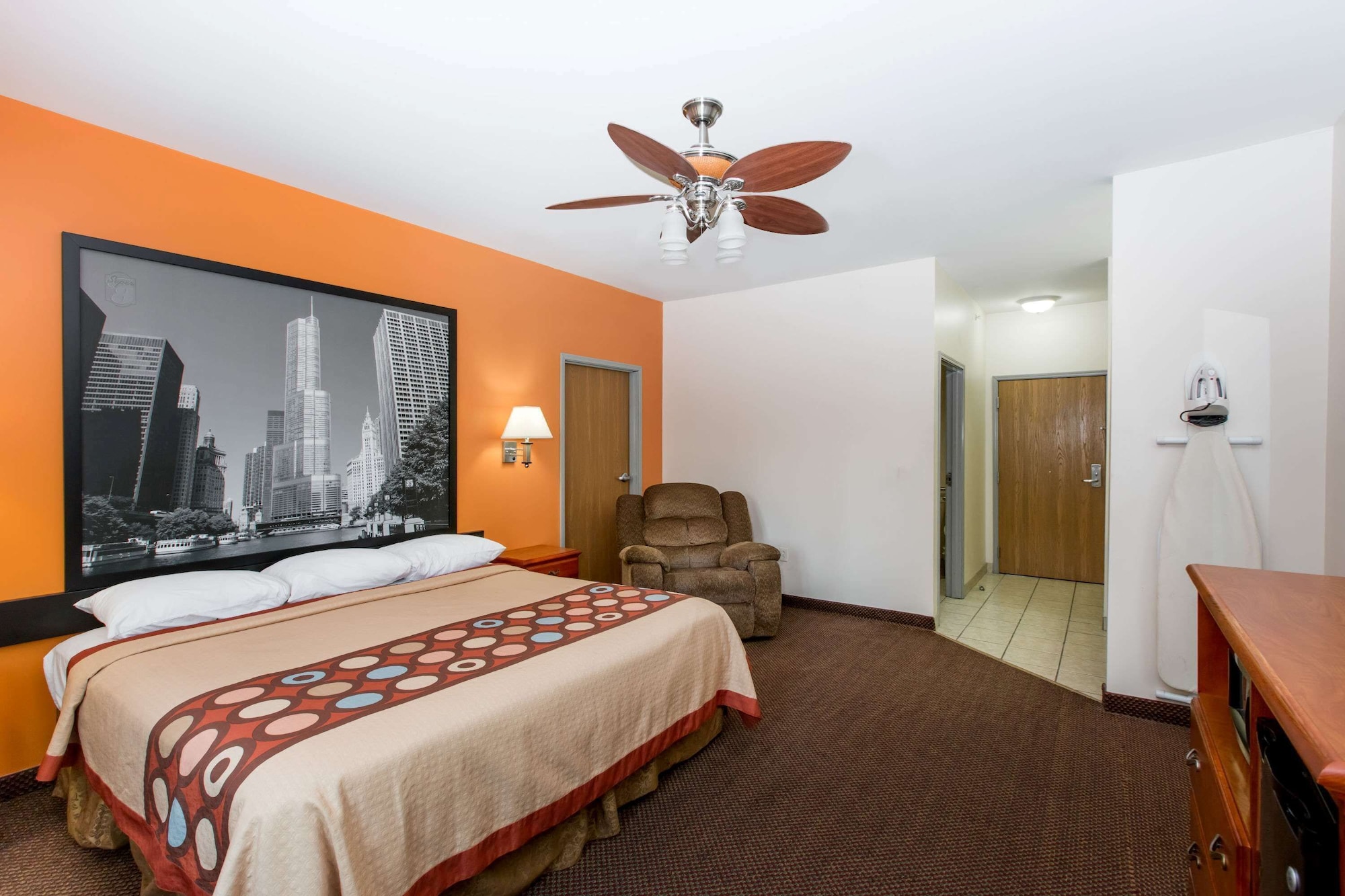 غرفة بسرير كينج لذوي الإعاقة، Super 8 By Wyndham Salina 2/4