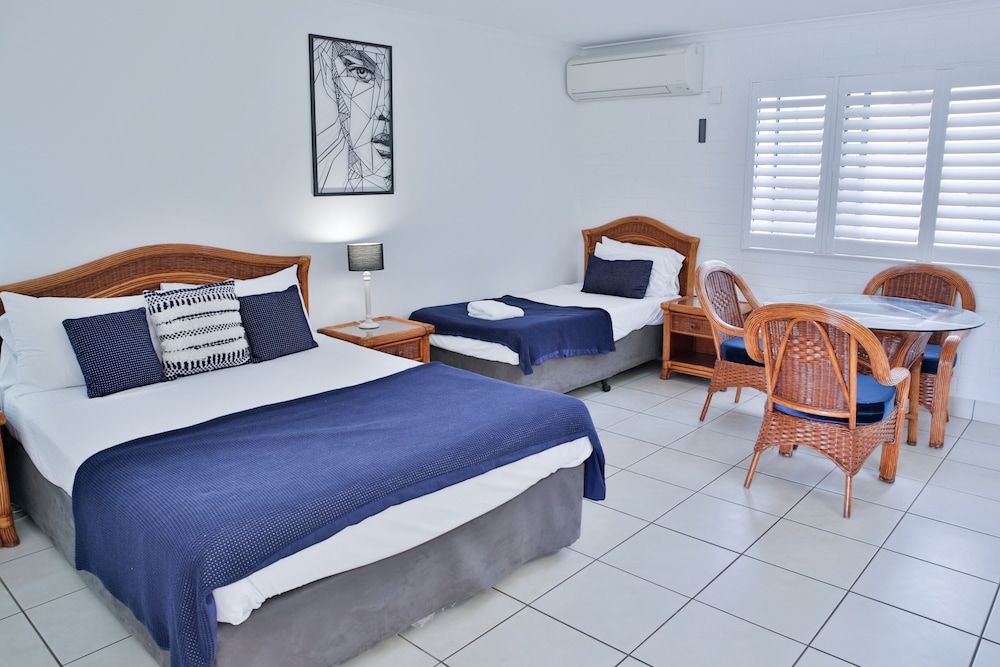 Room, Single, 1 Queen and 1 Single Bed, Queen Bed