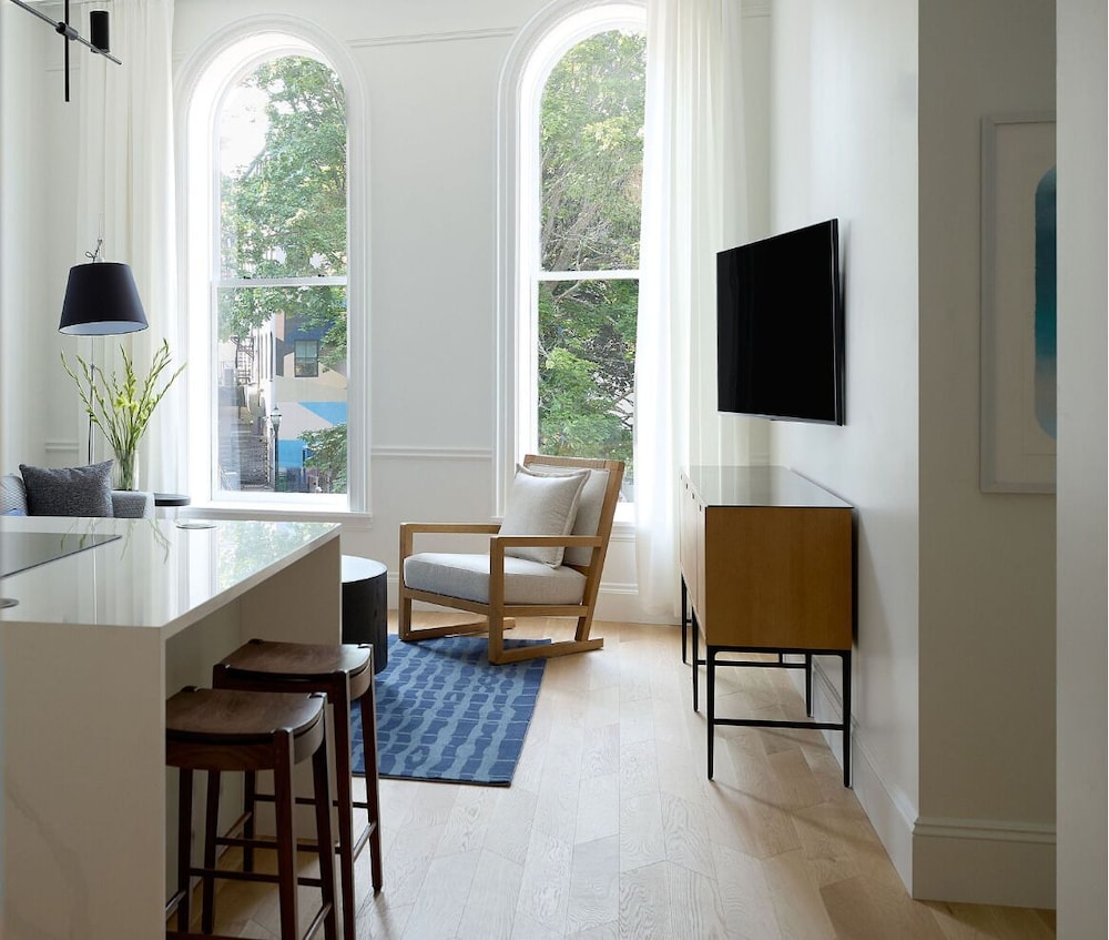 The Docent's Collection at 178 Middle Street 25/37