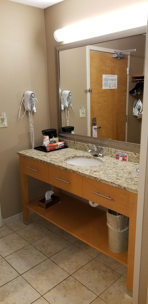 Quality Inn & Suites Warren - Detroit 8/43