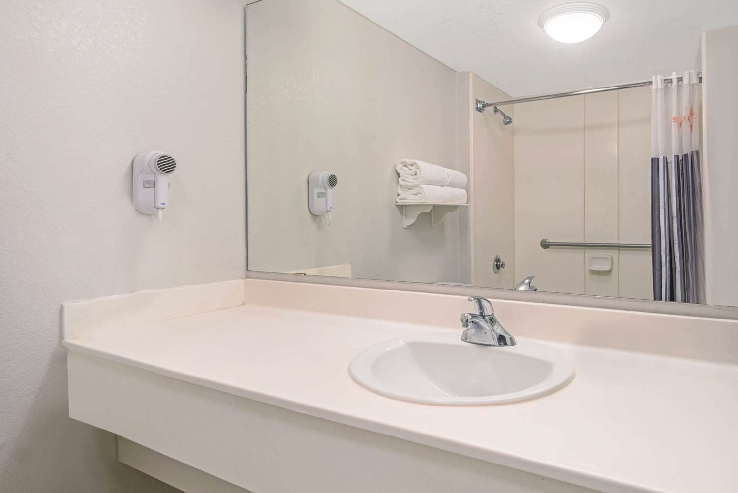 La Quinta Inn & Suites by Wyndham San Antonio Airport 61/63