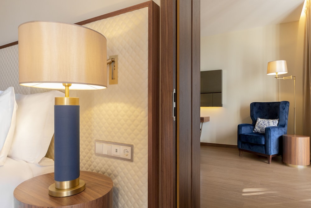 Boeira Garden Hotel Porto Gaia, Curio Collection by Hilton 24/64