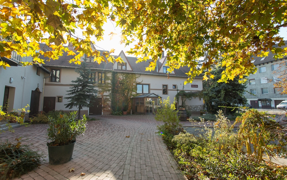 Revesz Hotel 38/42