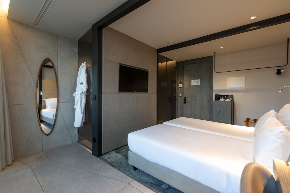 DELUXE, TWIN BEDS
