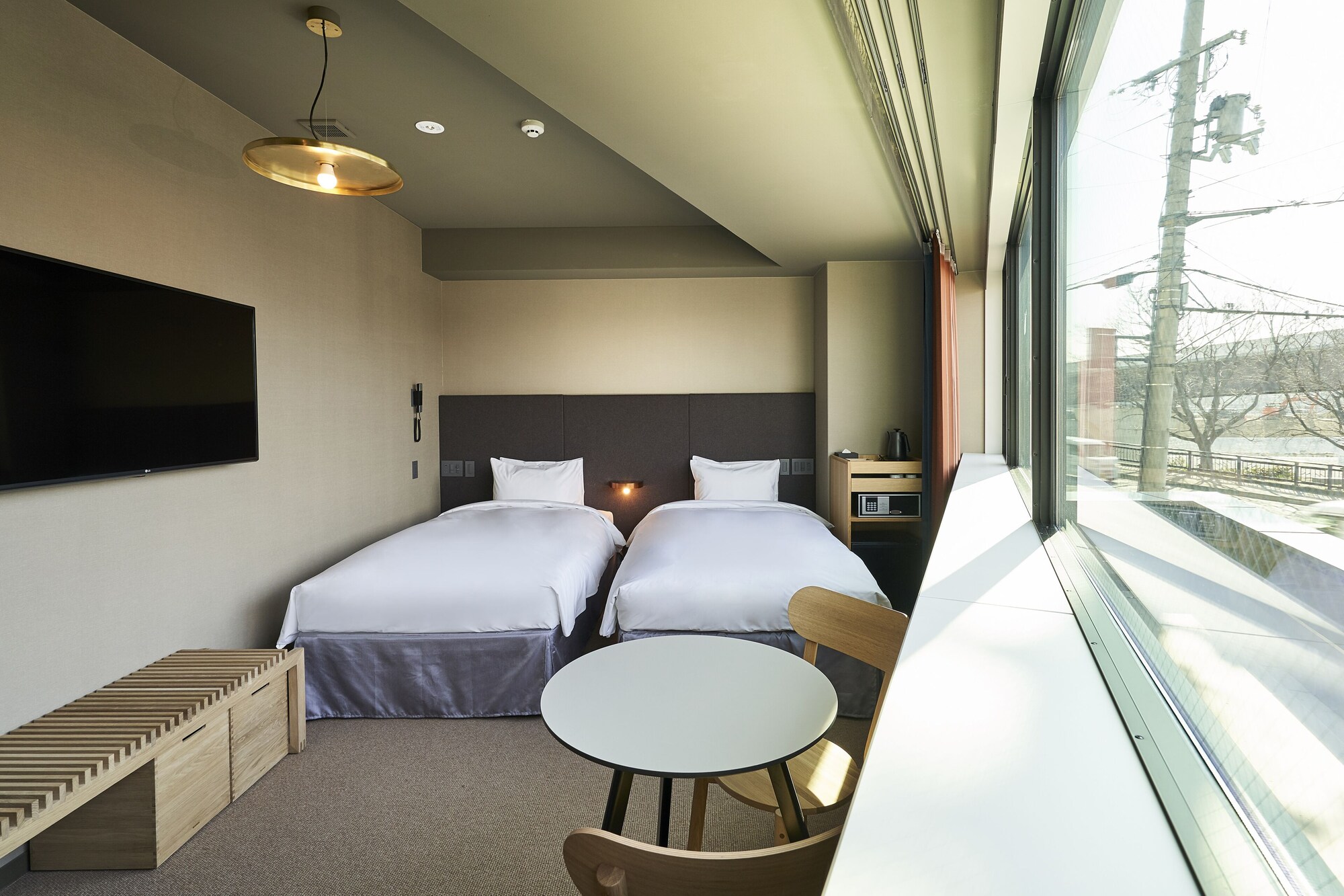 UNIVERSAL, TWIN BEDS, BATH AND SHOWER