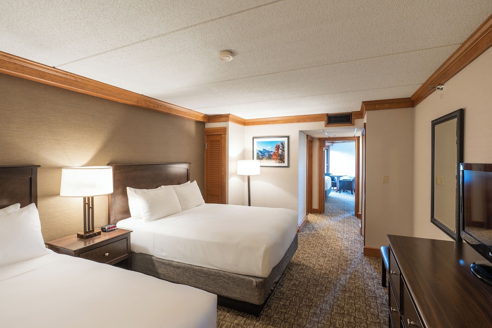 Family, 1 King and 2 Queen Beds, Lake View