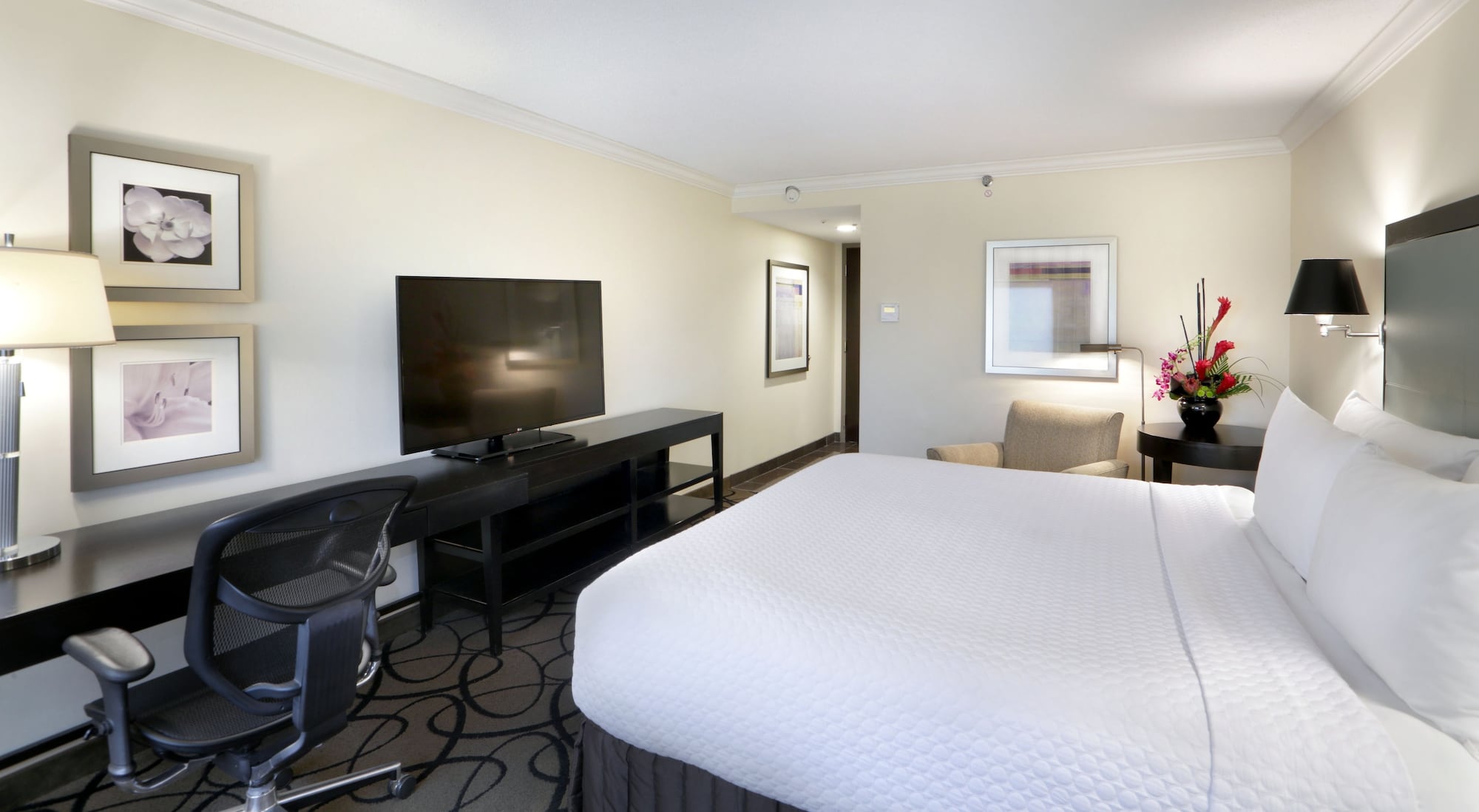 Stylin, King Bed, Corner، The Verve Hotel Boston Natick, Tapestry Collection by Hilton 3/6