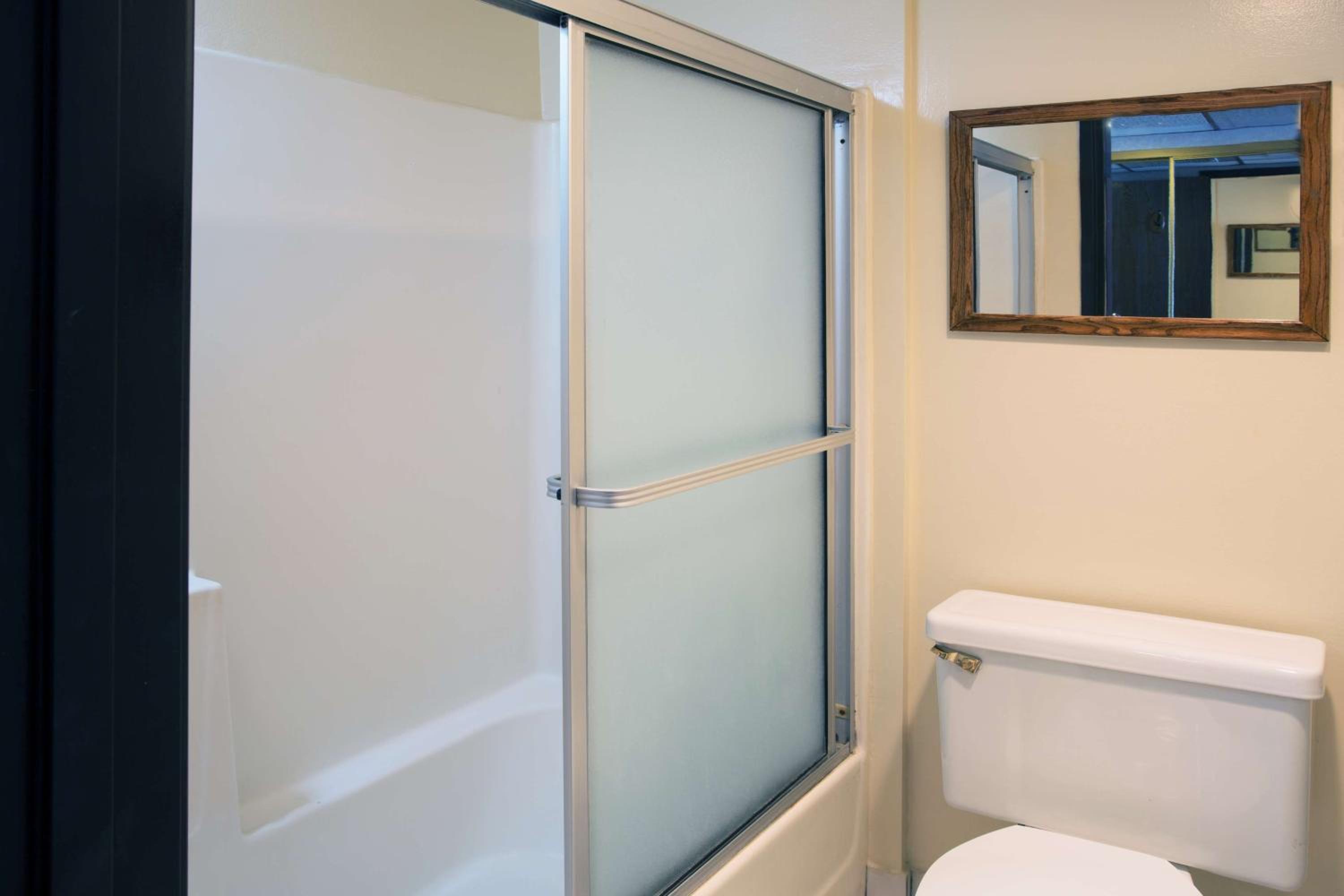 Deluxe, 2 Queen Beds, Ocean View, Travelodge by Wyndham Sunset-Huntington Beach Ocean Front 10/10