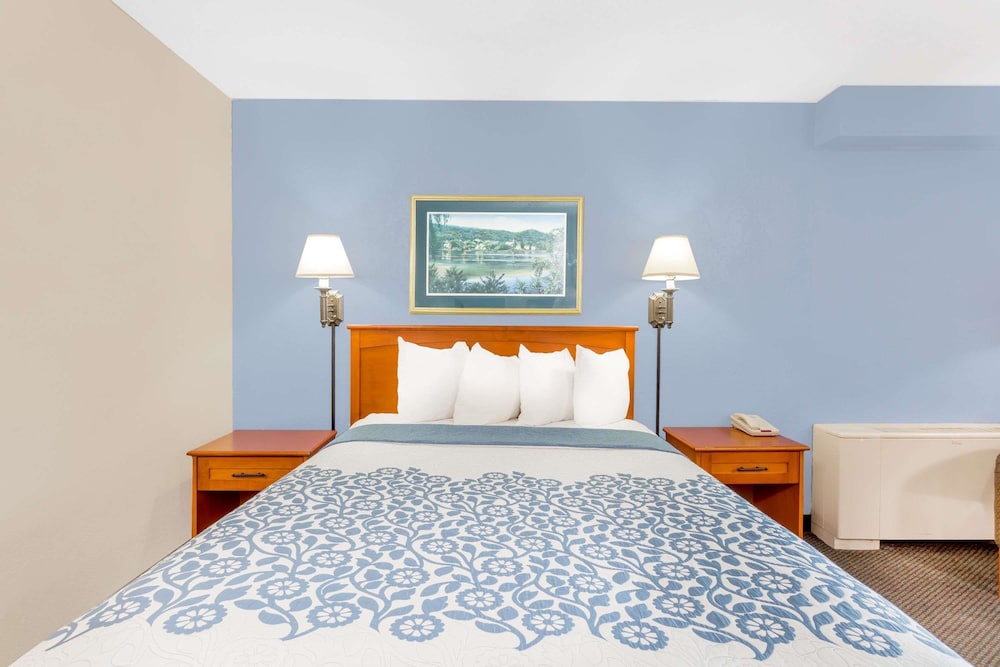Days Inn by Wyndham Cedar Falls - University Plaza 5/20