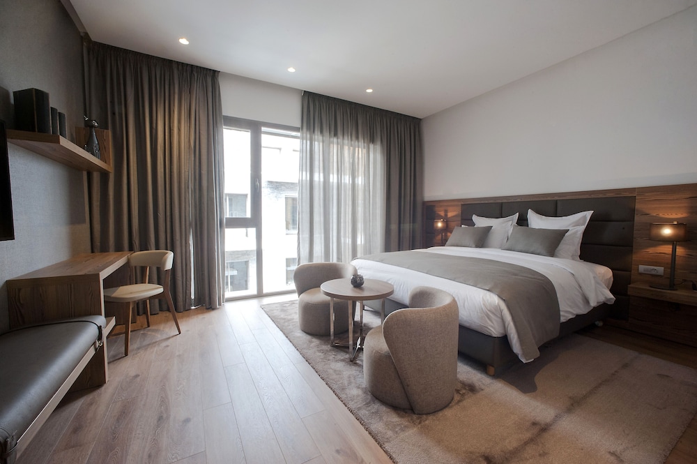 EXECUTIVE, STUDIO, KING BED