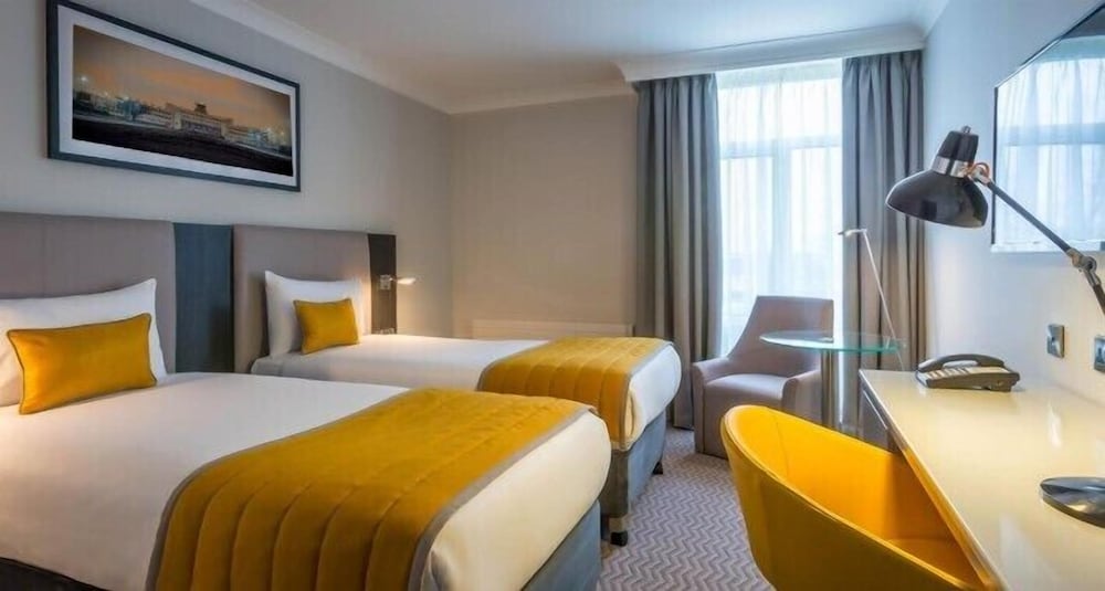 DELUXE, 1 DOUBLE AND 1 SINGLE BED