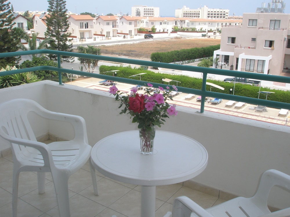 DebbieXenia Hotel Apartments 24/45