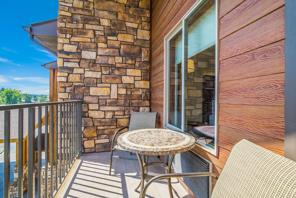 Holiday Inn Express and Suites Custer 5/59