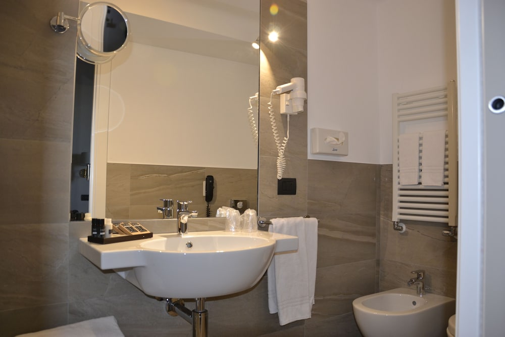 Hotel Titano 52/54