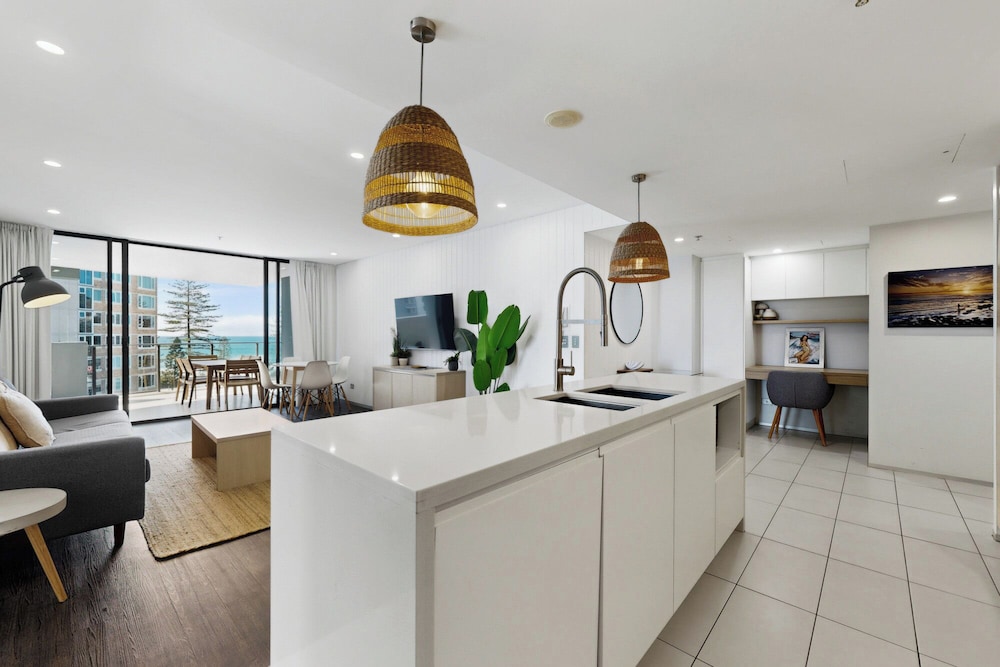 Ambience on Burleigh Beach 10/49