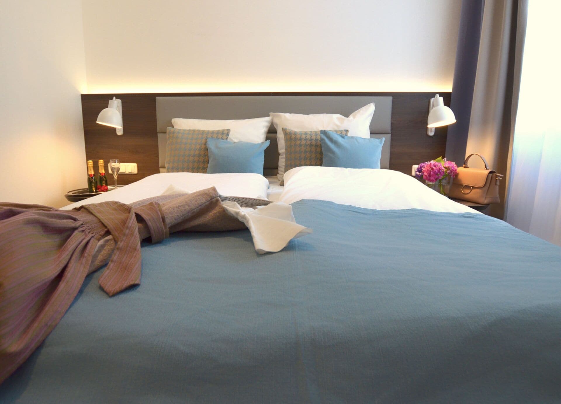 ROOM, DOUBLE BED