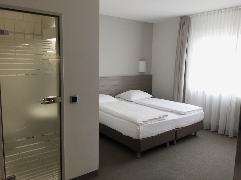 غرفة كلاسيكية بسرير مزدوج بغرفة نوم واحدة، Hotel Schweizer Hof Kassel 3/5