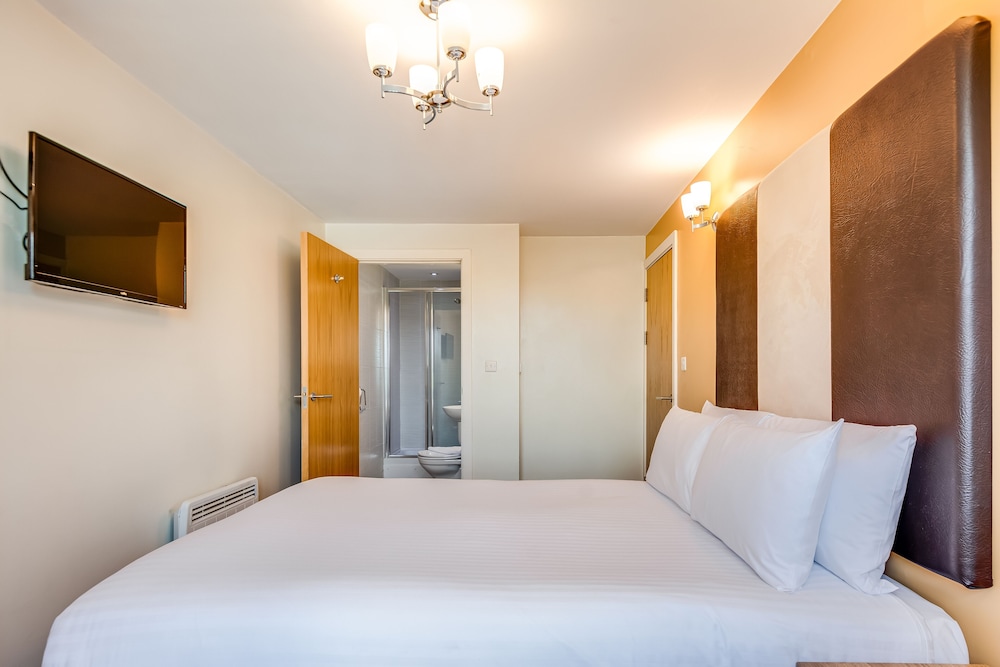 Roomzzz Leeds Headingley 17/49