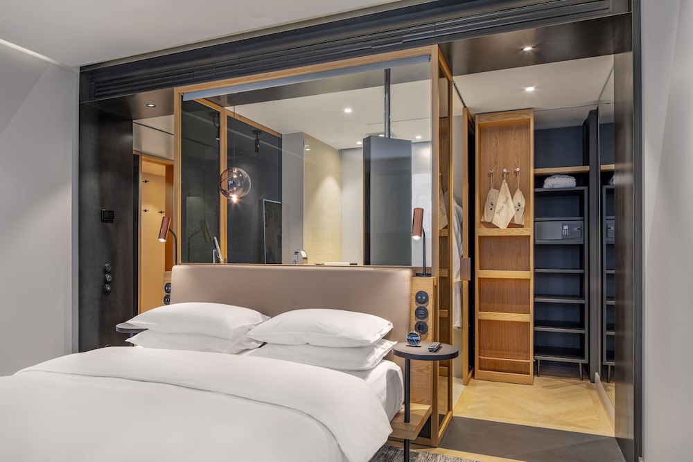 Room, King Bed, Garden View, Courtyard Area