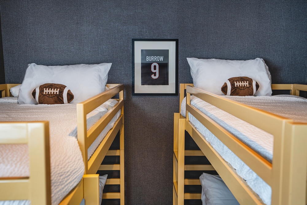 ROOM, KING BED, 2 BUNK BEDS