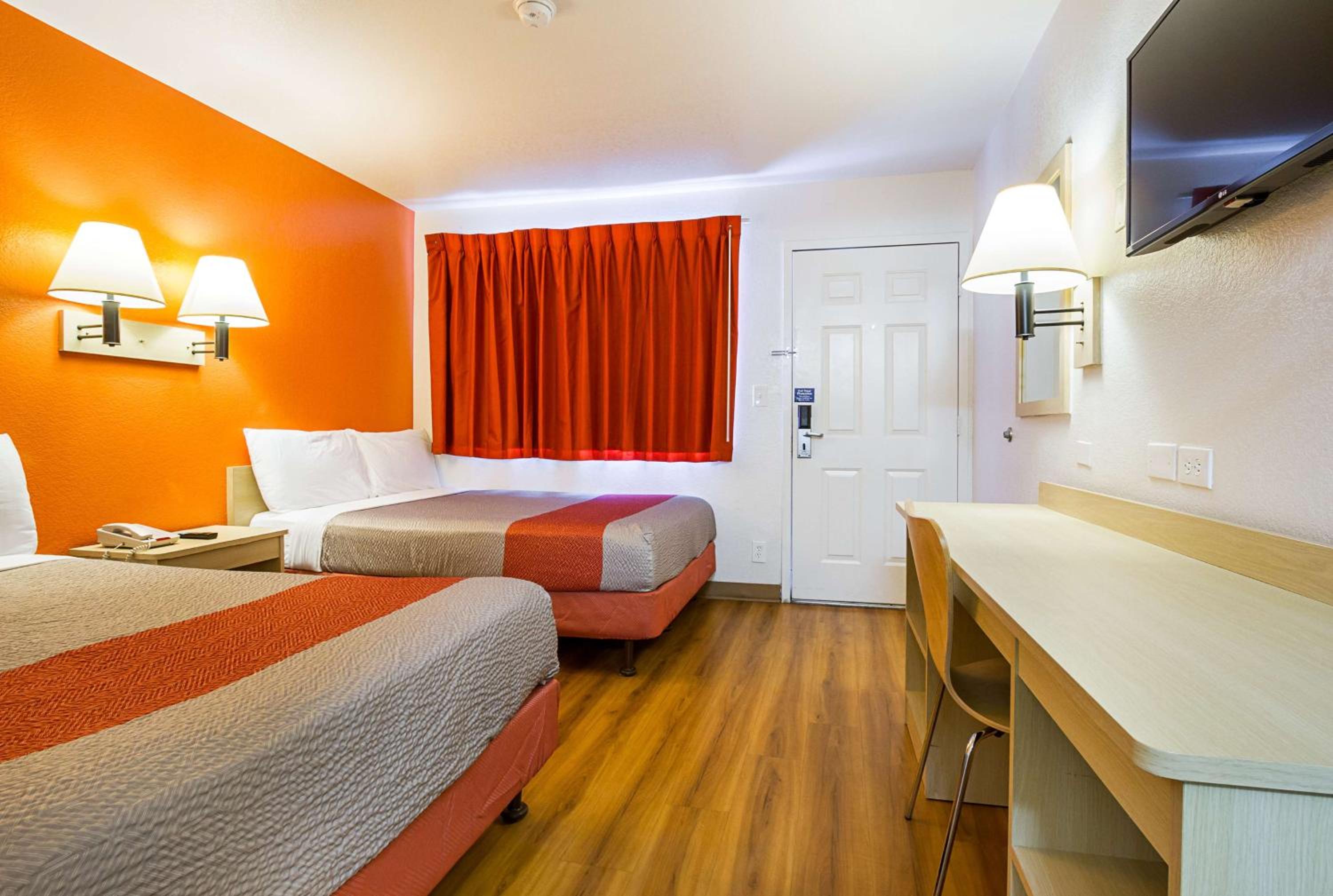 غرفة رباعية بسرير مزدوج، Motel6 Mesa, AZ - North 5/10