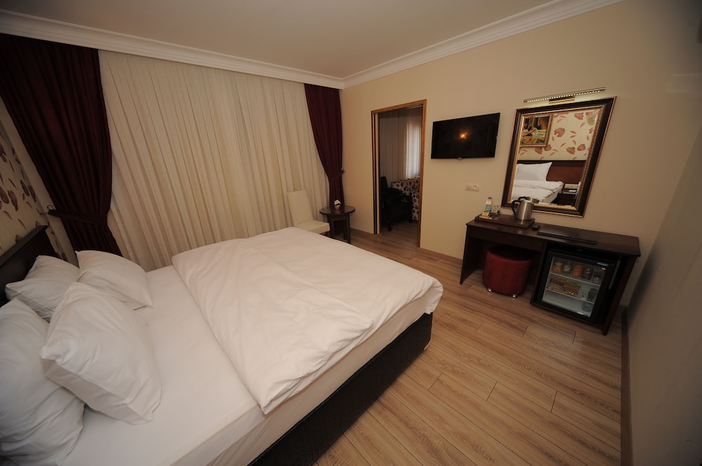 Golden Lake Hotel 10/50