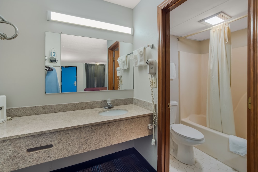 غرفة قياسية بسريرين كوين للمدخنين، Rodeway Inn Augusta West - Fort Gordon 3/3