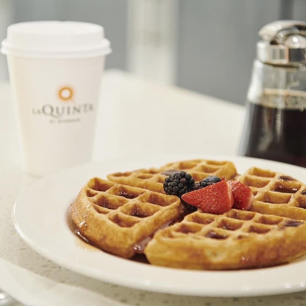La Quinta Inn & Suites by Wyndham Danbury 25/58