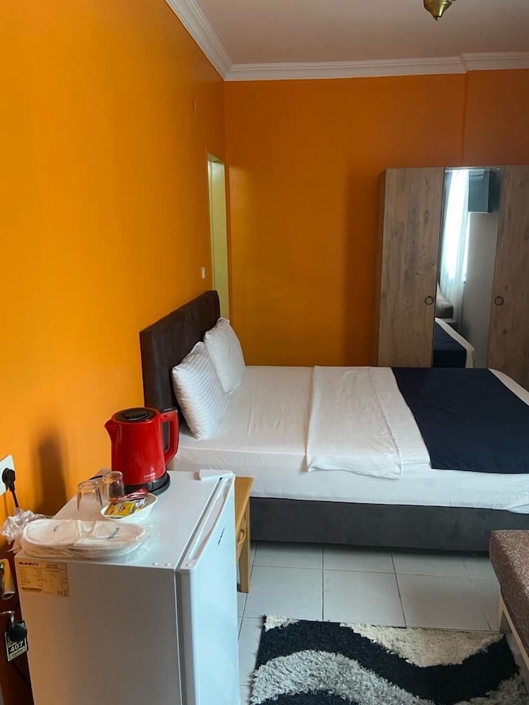 1 BEDROOM, STUDIO