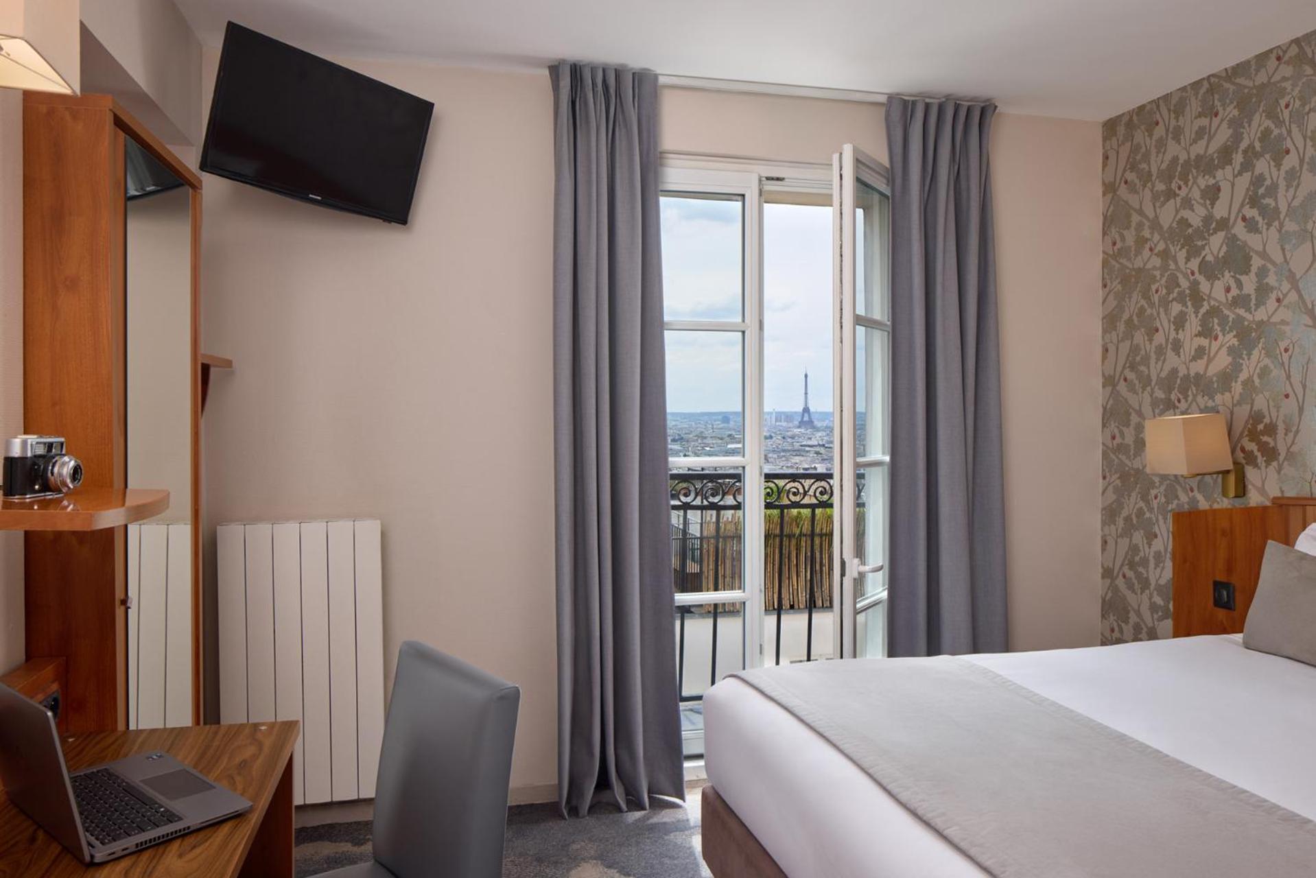 Superior, Queen Bed, Eiffel View, Balcony