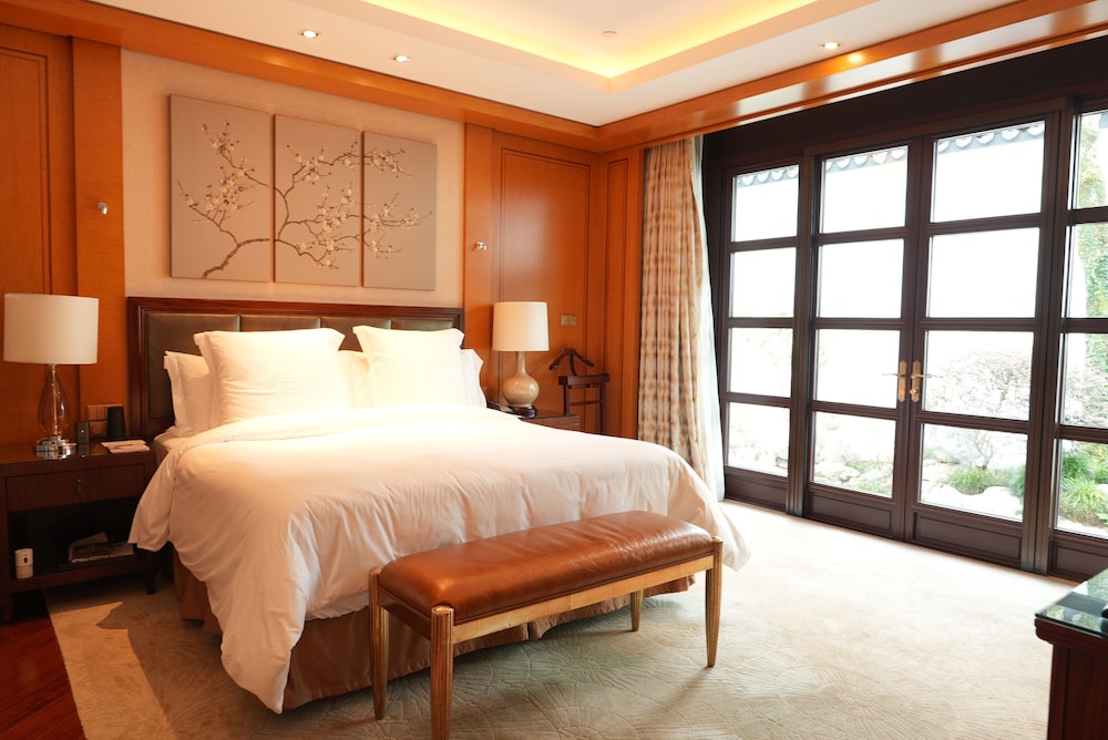 COURTYARD, SUITE, KING BED
