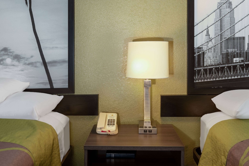 Super 8 by Wyndham Seguin 17/34