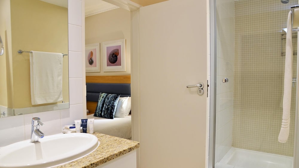 Peninsula All-Suite Hotel by Dream Resorts 48/49