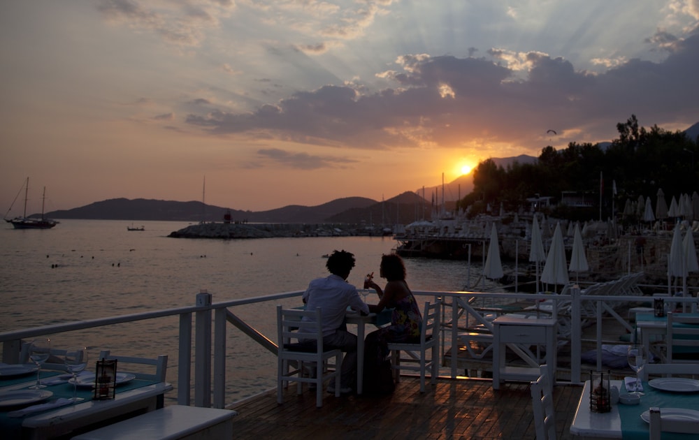 Nur Beach Hotel 32/41