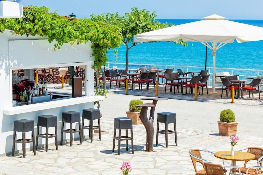 Xenios Dolphin Beach Hotel 42/68