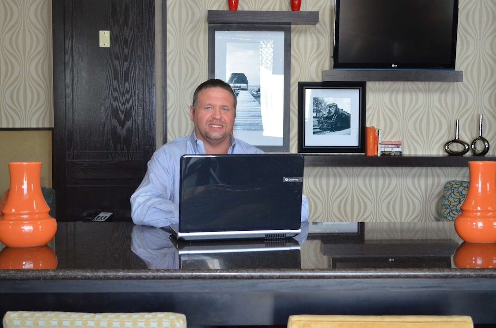 Hampton Inn and Suites Denison, TX 8/60