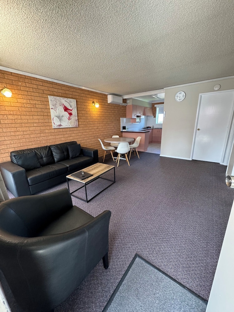 Blue Whale Motor Inn and Apartments 40/55
