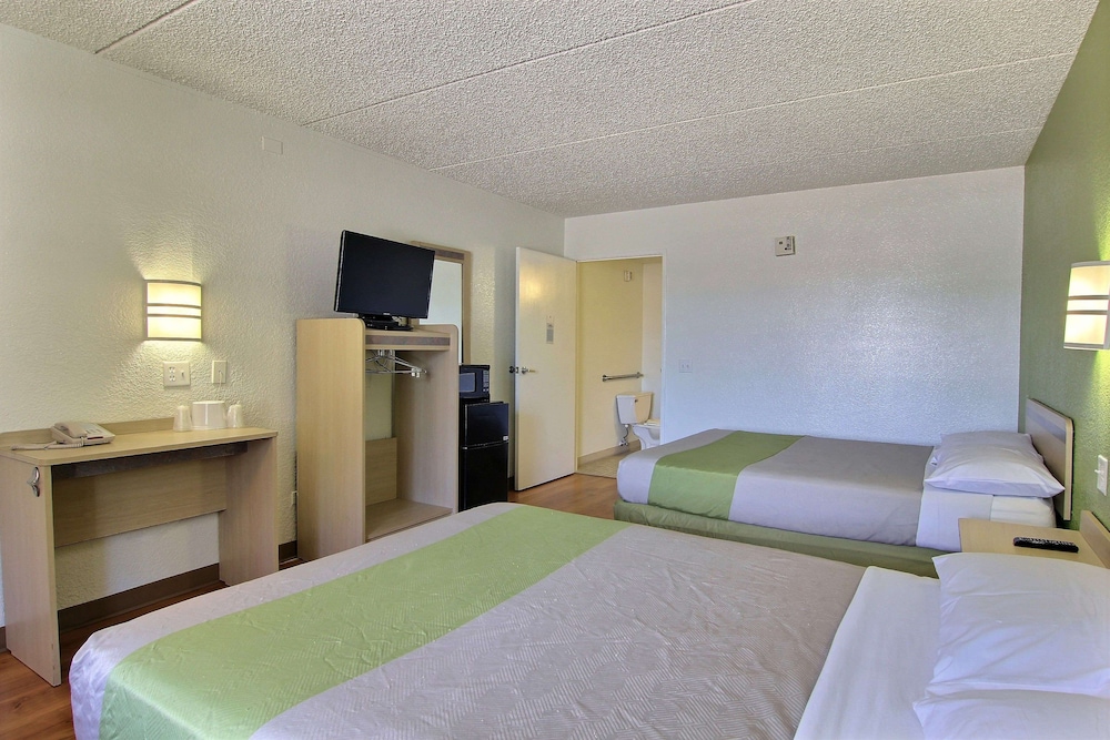Motel6 Austin, TX - Central Downtown UT 11/53